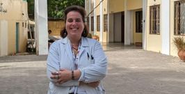 Alba Garc�a en la entrada del hospital en el que realiz� su labor como cooperante durante seis meses