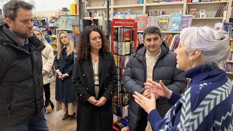 En la foto, de izquierda a derecha, el alcalde de Foz, la subdelegada del Gobierno en Lugo, el delegado del Gobierno y la gerente de la Librar�a Bah�a de Foz