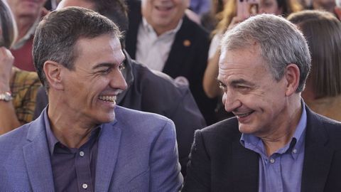 El presidente del Gobierno, Pedro S�nchez, con el expresidente Jos� Luis Rodr�guez Zapatero en el mitin del cierre de campa�a de la elecciones al parlamento de Castilla y Le�n.