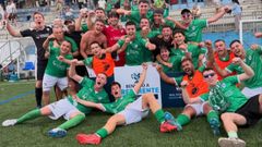 Los jugadores del Galicia de Mugardos celebran su ascenso a Preferente Futgal solo un a�o despu�s de perder la categor�a. 