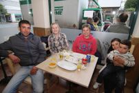 Jos�, Marta y Montse, junto a los peque�os Marcos y Sheila.