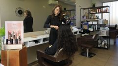 Ana Castro, en el sal�n que lleva su nombre abierto en O Pedrouzo hace menos de nueve meses.