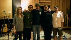 Los integrantes de Nadadora: Sara At&aacute;n, Gonzalo Abalo, Edu Romero, Dani Abalo y Montxo Couselo en un ensayo.