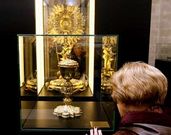 La custodia (al fondo) es la pieza principal de la exposici�n.