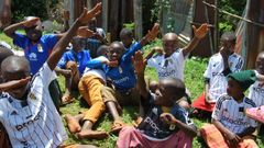 Ni�os del orfanato de Kissi (Kenia) con la camiseta del Oviedo