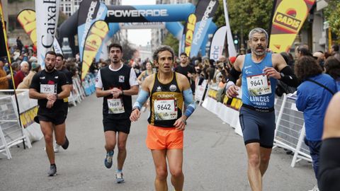 Los corredores en su llegada a la meta de la San Marti�o.