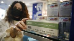 Test de ant�genos para detectar el covid en una farmacia de Viveiro