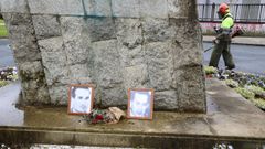 Fotograf�as de Daniel Niebla y Amador Rey, en el monolito homenaje en Ferrol