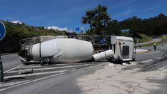 Una hormigonera vuelca en la AC-305 y provoca problemas de tr�fico en Boiro