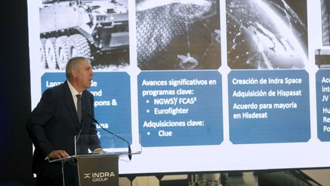 El consejero delegado de Indra Group, Jos Vicente de los Mozos, durante su intervencin en el taller de calderera pesada de Gijn que Indra adquiri a Duro Felguera con el objetivo de transformarlo en una de las ms modernas fbricas de vehculos militares y carros de combate de Europa. ARCHIVO