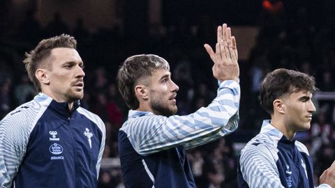 �scar Mingueza, aplaudiendo a la afici�n del Celta tras el triunfo en el Bernab�u.