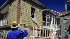 Un vecino seala la ventana de la habitacin en la que se inici el fuego