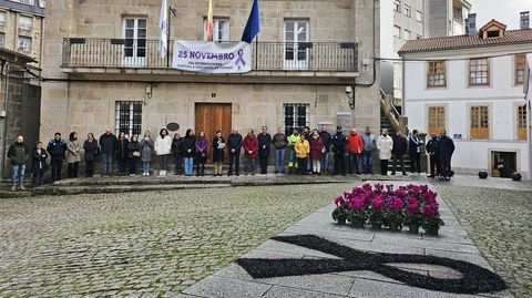Un lazo negro y 38 plantas con flores violetas en recuerdo en Chantada de las vctimas de este ao