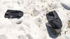 Un pasamonta�as abandonado en la playa de Arnela.