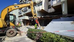Operarios retirando escombros del voladizo que cay� este mi�rcoles en la calle Casares Quiroga