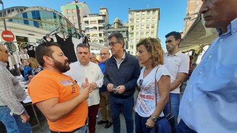 El diputado de Ciudadanos en el Congreso y portavoz de la formacin en Asturias, Ignacio Prendes, visita a los trabajadores de Vesuvius en Langreo