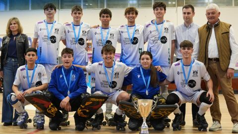 La plantilla del Club Hockey Oleiros juvenil, con la copa de la Liga Gallega.
