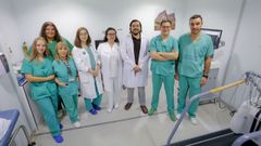 Parte del equipo de Electrofisiolog�a del servicio de Cardiolog�a. En el centro, el doctor Olivas (tercero por la derecha), acompa�ado por la enfermera Mar�a Jos� �lvarez, que dar�n una charla para pacientes.