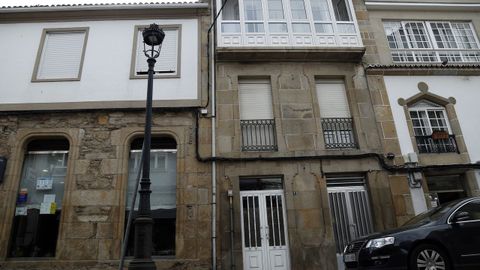 En el centro, uno de los inmuebles que aparecen en venta en la Costa do Ferrador de Noia