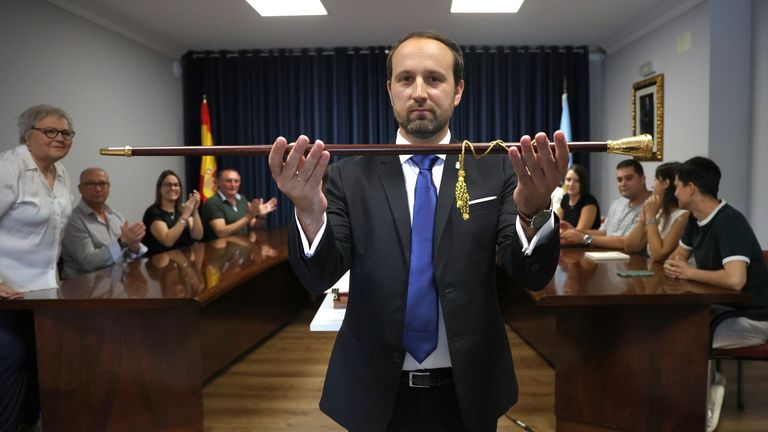 Esteban Ares toma el bastón de mando de Lousame de manos de Teresa Villaverde