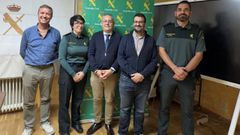 Investigadores de la UNED con el director del centro asociado de Ourense y mandos de la Benem�rita.
