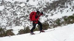 Un esquiador de montaña