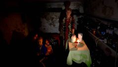Una familia se esconde en el s�tano de una casa de Slaviansk durante el cese al fuego mutuo en Ucrania