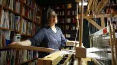 Luisa Est�vez, trabajando en el telr de Belategui Regueiro