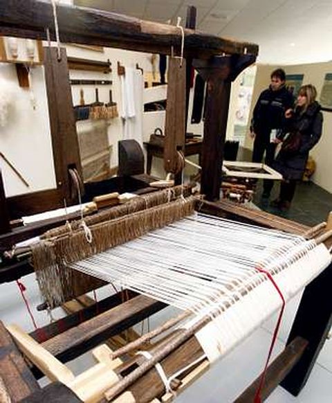 El responsable de restauraci�n y conservaci�n del museo etnogr�fico de Quiroga, Agapito Vila, en el centro de la imagen de la izquierda, ejerci� de gu�a durante la jornada de promoci�n del centro.