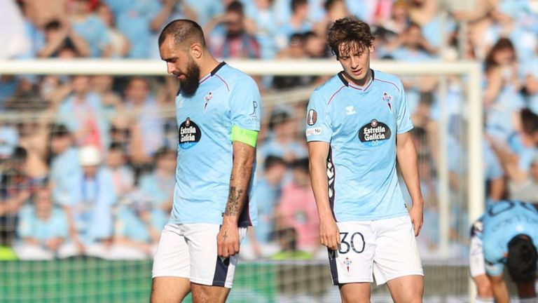 Borja Iglesias y Fer L�pez, cabizbajos tras uno de los goles del Friburgo.