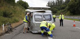 La caravana qued� tendida en la autopista hasta que fue retirada de la calzada. 
