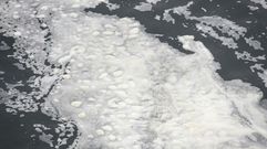 Detalle del vertido que sembr� la alarma en el listoral este de Gij�n y en Villaviciosa.Detalle del vertido que sembr� la alarma en el listoral este de Gij�n y en Villaviciosa