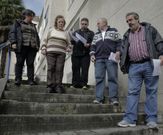 Carmen, rodeada de vecinos, en las escaleras donde se cay�. 