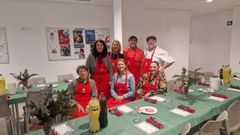 Xoanqui Ameixeiras y Rub�n Garc�a con parte de las trabajadoras y voluntarias de C�ritas