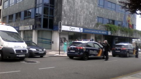 Momento del traslado del joven en Oviedo.