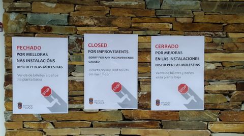 Carteles informando del cierre temporal del club nutico de Ponte do Sil