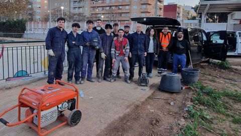 Los estudiantes de Soldadura de Someso con miembros de la concejalía de Urbanismo de Aldaia.