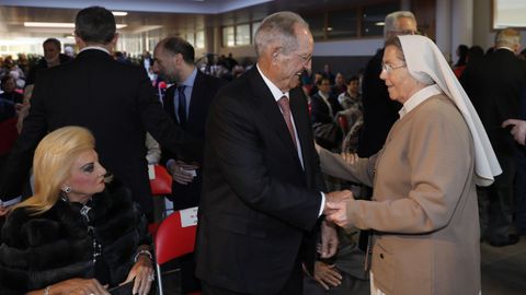 Olegario Vazquez Ra�a saluda a Irene L�braga