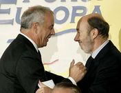 Pachi V�zquez saluda a Rubalcaba en el acto del Foro Nueva Econom�a, en Madrid.