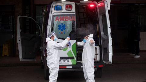 Trabajadores sanitarios se desinfectan en la entrada del servicio de urgencias del Hospital San Jos� en Santiago, Chile