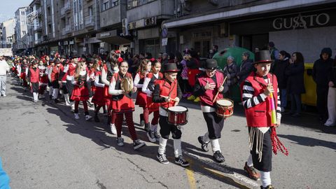 El multitudinario desfile escolar de entroido de Xinzo llen las calles del municipio