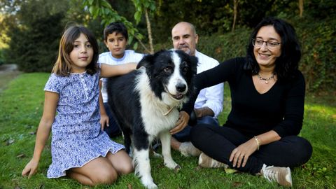 Quin, este martes, con su familia adoptiva, feliz tras haberlo encontrado