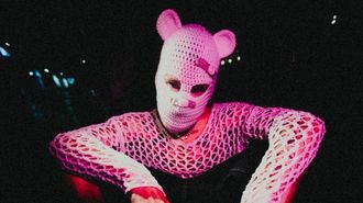 El artista Marasmo utiliza una m&aacute;scara que imita la cabeza de un oso de peluche