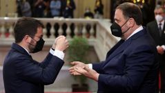 Pere Aragon�s saluda a Oriol Junqueras, durante su toma de investidura el pasado 21 de mayo