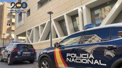 Veh�culos policiales en la comisaria de Alicante