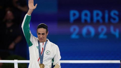 Imane Khelif, en el podio de los Juego Ol�mpicos de Par�s 2024.