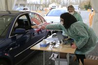 Reparto de envases para la recogida de muestras en el punto de cribado de Monforte