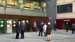 Personas guardando cola en un centro de salud de Vigo