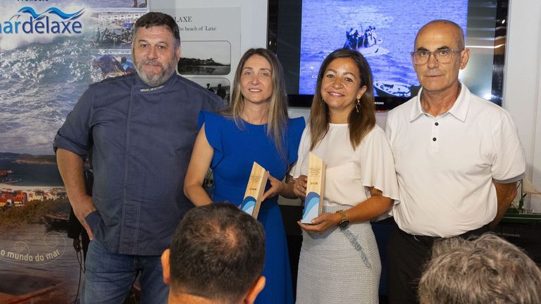 La chef Luc�a Freitas y la conselleira do Mar, Marta Villaverde, nuevas embajadoras de los pescados y mariscos de la lonja de Laxe