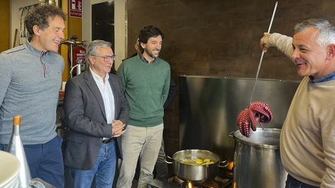 El portavoz del PP de O Carballi�o, Jos� Castro; el presidente provincial de los populares, Lu�s Menor, y el eurodiputado Adri�n V�zquez, observan como se cocina el pulpo.